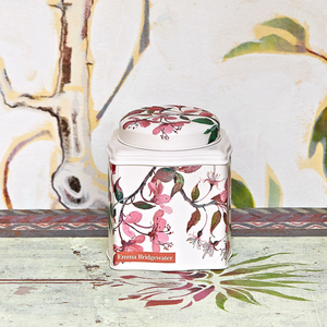 Bote de lata con diseño de flores de almendro