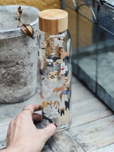 Cargar imagen en el visor de la galería, Botella de vidrio con tapa de bambú diseño perros