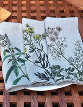 Cargar imagen en el visor de la galería, Set de seis servilletas de lino estampadas de flores silvestres